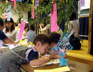 短冊に願いを書く子どもの写真