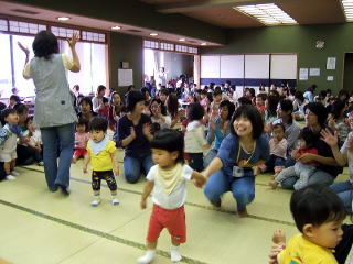 和室で遊ぶ子どもたちの写真