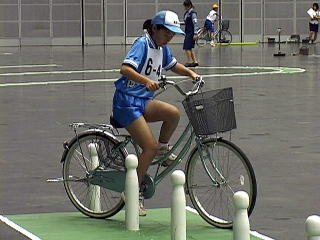 自転車で障害物を避ける子どもの写真
