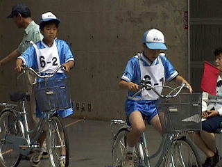 自転車に乗る子どもたちの写真