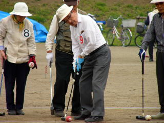 真剣にボールを見つめる方の写真