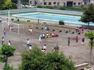 鰭ケ崎小の校庭の写真