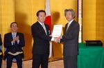 小泉首相から井崎市長へ認定書が手渡される様子