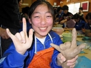 手の形の陶芸を制作した中学生の写真