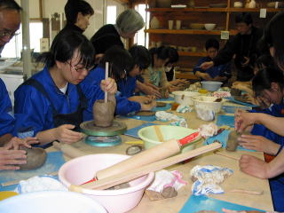 陶芸に挑戦する中学生の写真