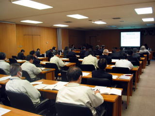 千葉大学園芸学部のプレゼンテーションを聞く参加者の写真