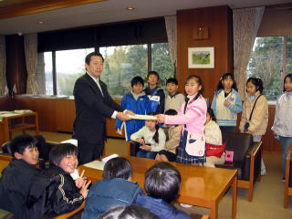 総合学習の成果を市長に手渡す写真