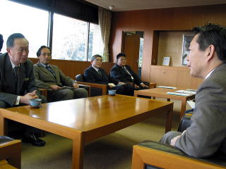 江戸川大学の皆さんと市長の写真