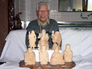 作品と白石己代蔵さんとで記念撮影