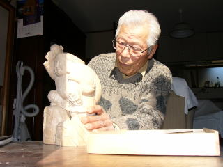 白石己代蔵さんの作業様子
