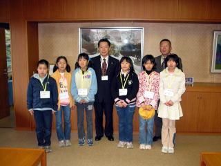 井崎市長と新川小学校の生徒たちとの記念撮影