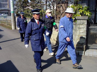 警察と市内を巡回する隊員