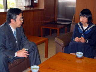 八木中学校の伊予恵美さんと石原副市長