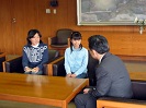 井崎市長と対談する小山小学校児童会