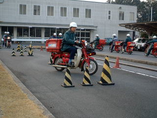 スラロームに兆戦する職員