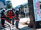 桐ヶ谷西栄寺に集まる消防士