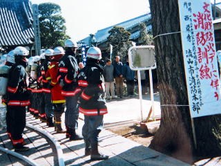 桐ヶ谷西栄寺に集まる消防士