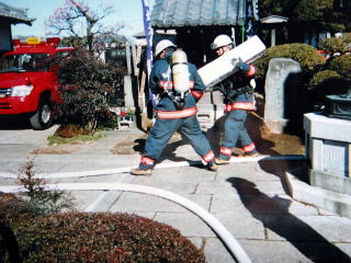 消火栓からホースをつなぐ