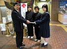生徒会長の平里美さんから義捐金を受けとりました