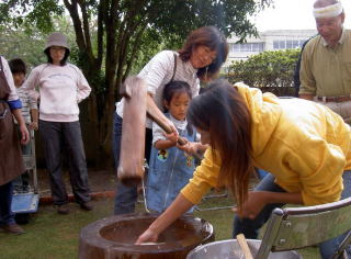 餅を反す参加者の写真