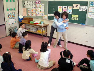 大人には近づかないよう教え込む指導者の画像