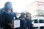 中越地震救済募金をする南部中学校生徒の画像