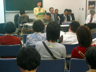 説明を聞く参加者の写真