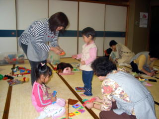 一時保育を利用する市民の画像