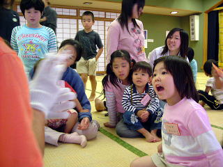 流山おやこ劇場を楽しむ子どもたち