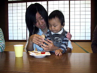 幼児と遊ぶ高校生の写真