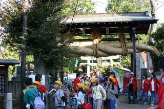 赤城神社大しめ縄を見学する参加者の写真