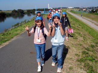 江戸川土手を歩く参加者の写真