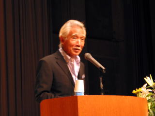 壇上の藤村俊二さんの画像