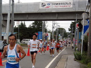 つくばエクスプレス高架下を走るランナーの画像