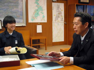 市長と語る矢野さんの画像