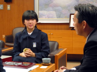 市長と語る矢野さんの別ショット画像