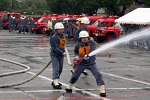 放水を披露する消防団員