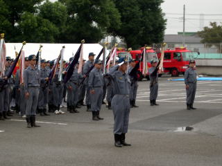 整列する消防団員の写真