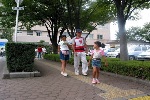 歩く参加者の写真