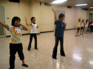 熱心にダンスの練習する子どもたちの写真