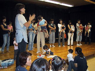 手づくり楽器の演奏会の写真