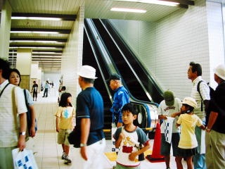 開業前の駅を見学する参加者の画像