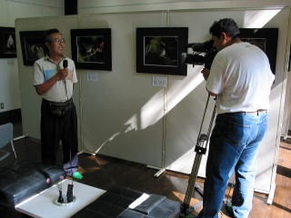 展示を見る参加者たちの写真