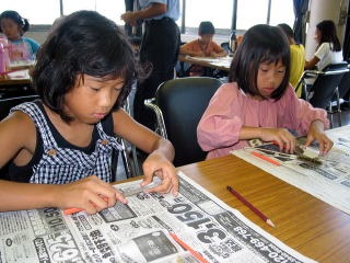 ロウ石を削る女の子の写真