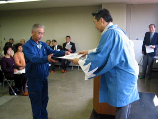 伊崎市長から表彰状を贈呈