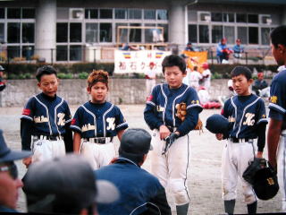 試合前の挨拶を行う選手たち