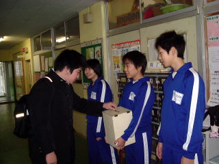 募金活動を行う生徒会の皆さん