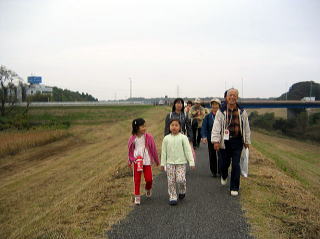 子どもたちと一緒に歩く参加者の皆さん