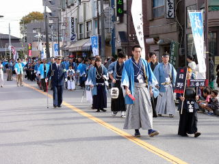 新選組のコスプレで陣屋跡前を行進する参加者