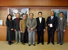 関係者の皆さんと井崎市長との記念写真